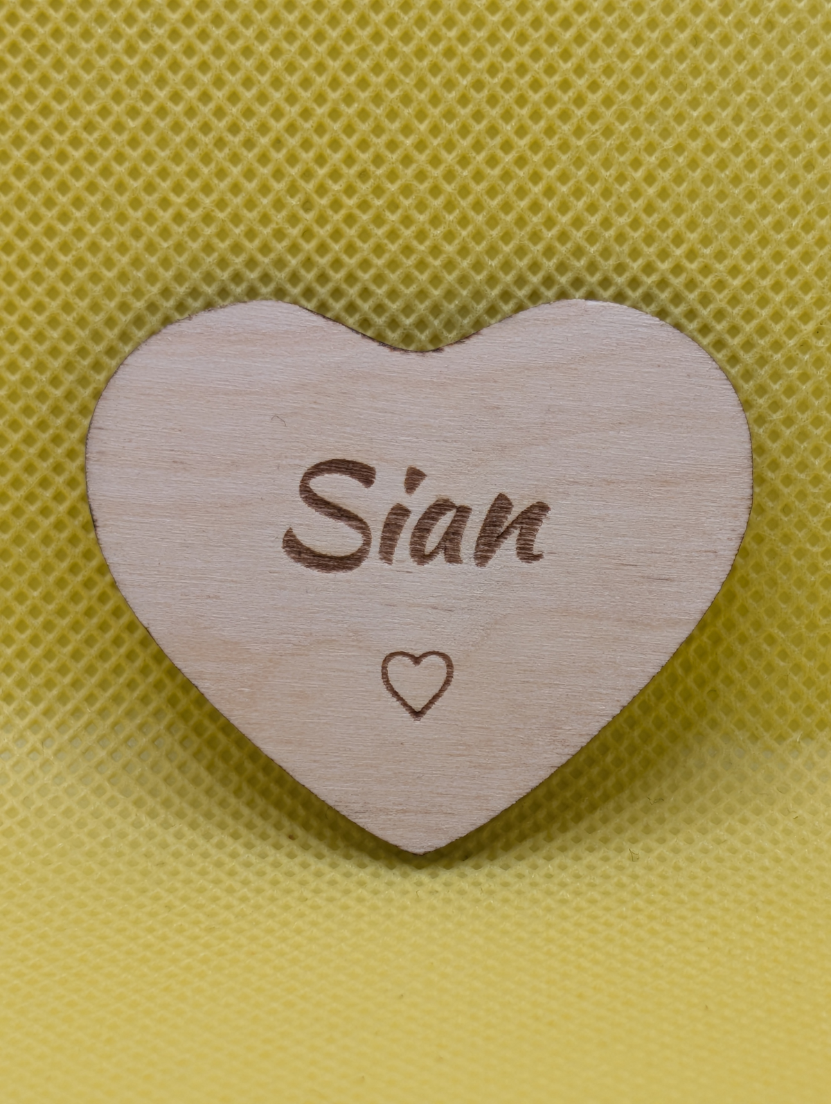 Close-up of the wooden heart engraved Sian with a small heart outline
