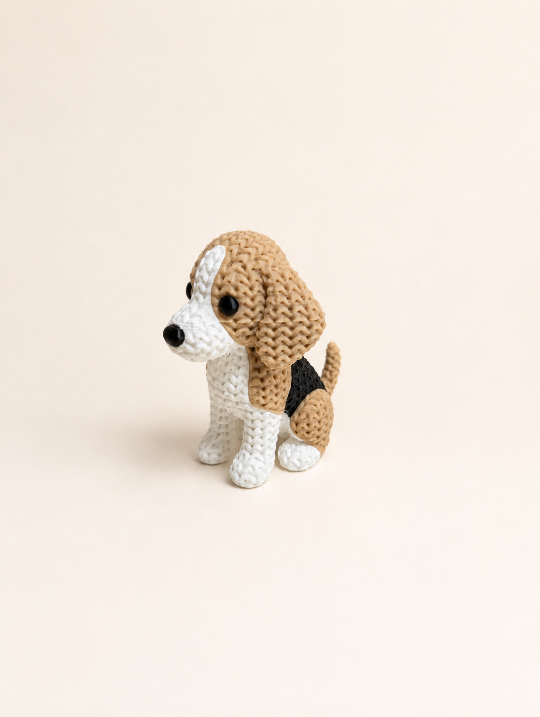 Knitted-style 3D printed Beagle dog figurine, three-quarter view