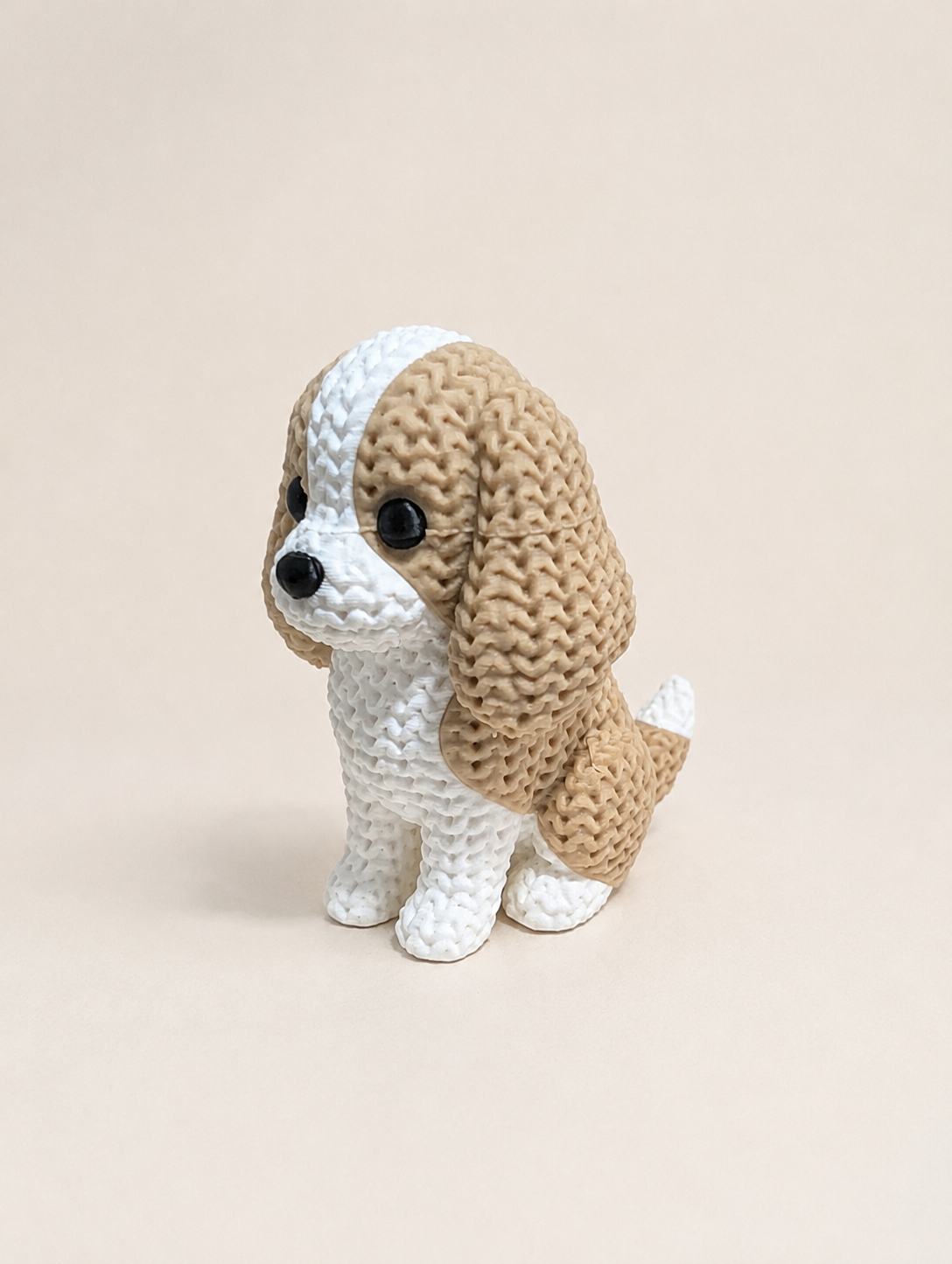 Knitted-style 3D printed Cavalier King Charles Spaniel figurine, three-quarter view
