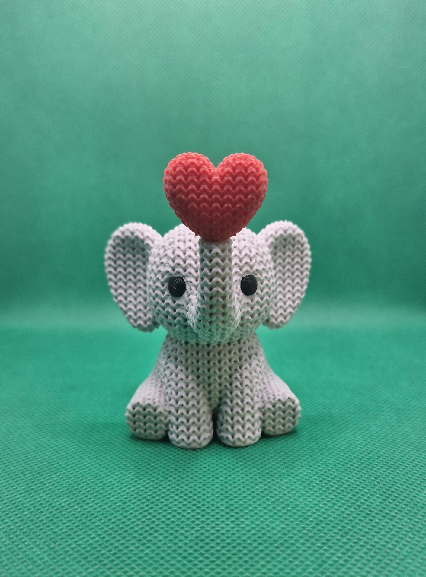 Knitted-Style Elephant Figurine with Heart | 3D Printed Gift for Animal Lovers