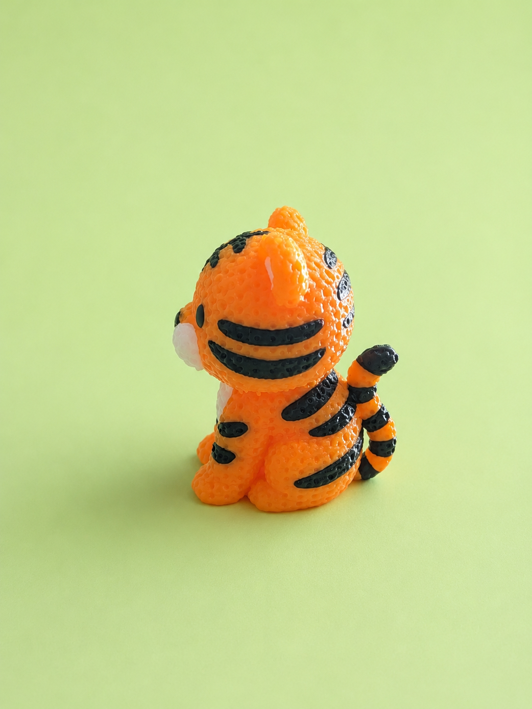 Knitted Tiger Figurine – Adorable Animal Ornament